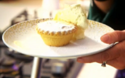 Nadia Sawalha’s surprise mince pies on Lorraine