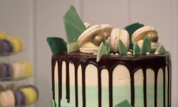 Reshmi Bennett cake with macaroons on Royal Recipes