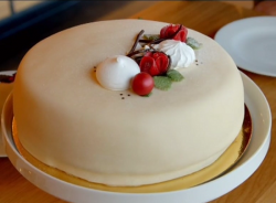 Norwegian White Lady Cake on Paul Hollywood: City bakes