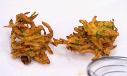 Atul Kochhar crispy onion bhaji with mango powder on Yes Chef