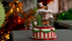 Jo’s winning snow globe cake decoration on Kirstie’s Handmade Christmas