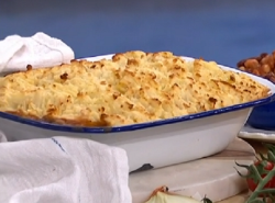 Phil Vickery’s cottage pie with mushrooms, frozen vegetables and butter beans on This Morning