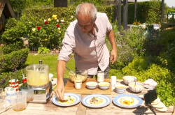 Phil Vickery’s hummus masterclass with tahini, yoghurt and chilli on This Morning