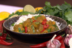 Nisha Katona’s coconut and pineapple chicken curry with cashew nuts on This Morning